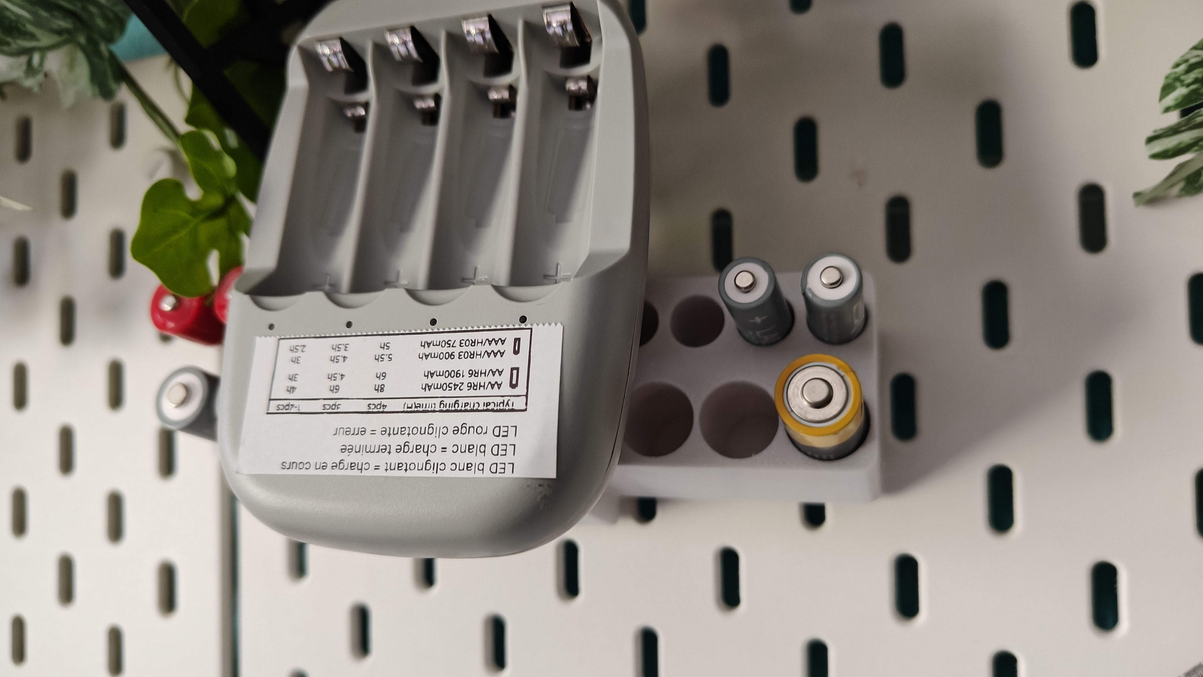 Support pour ranger des piles rechargeable