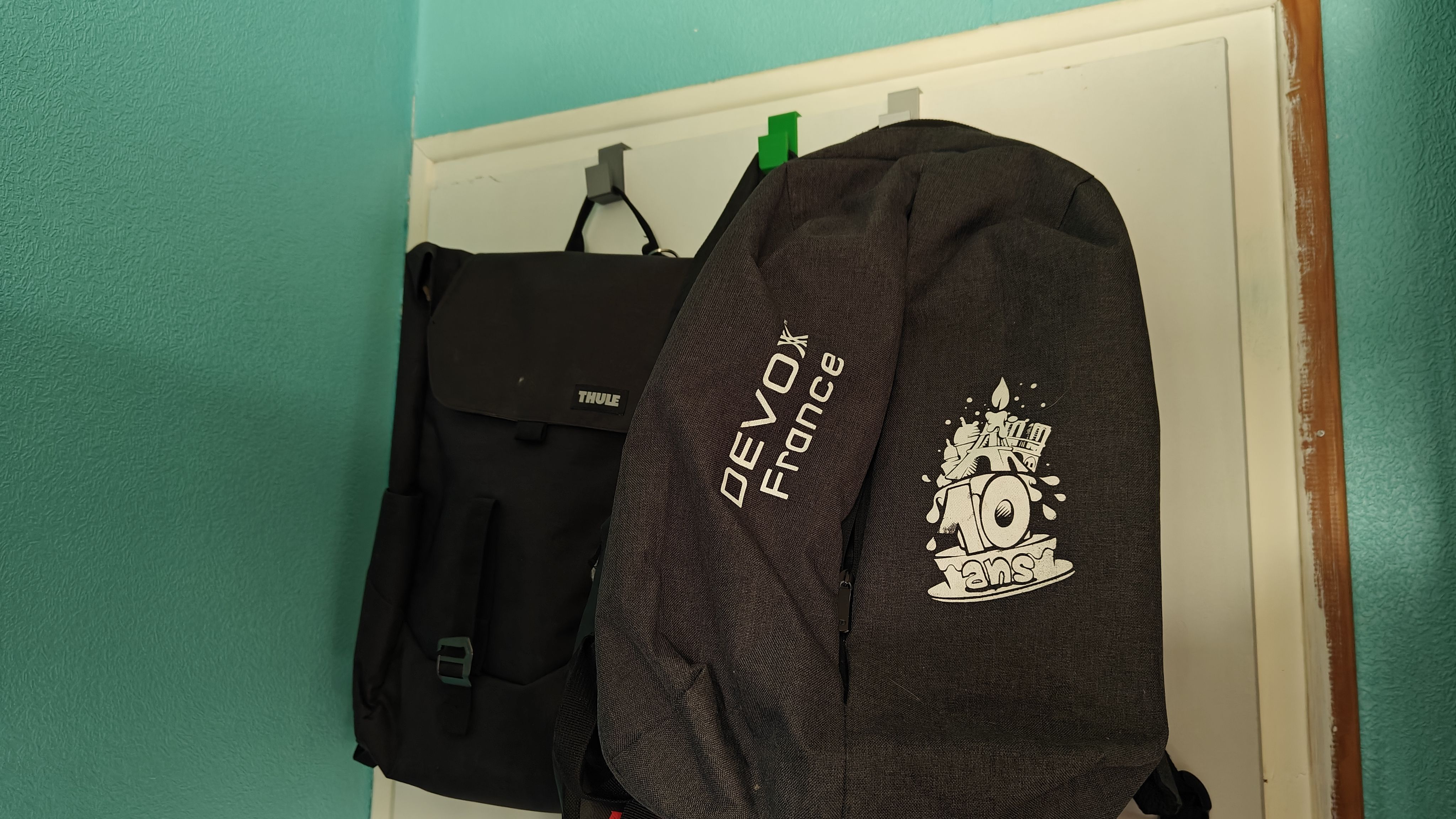 Sac accroché à la porte avec des crochets