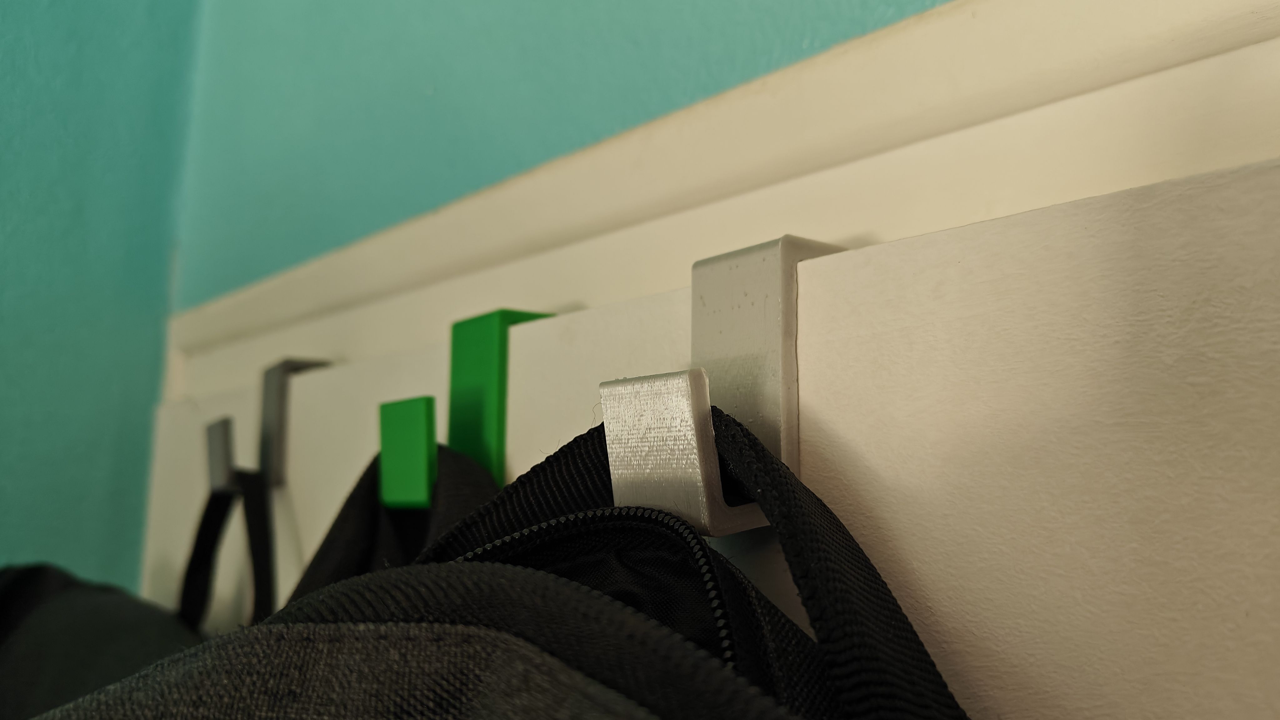 Sac accroché à la porte avec des crochets