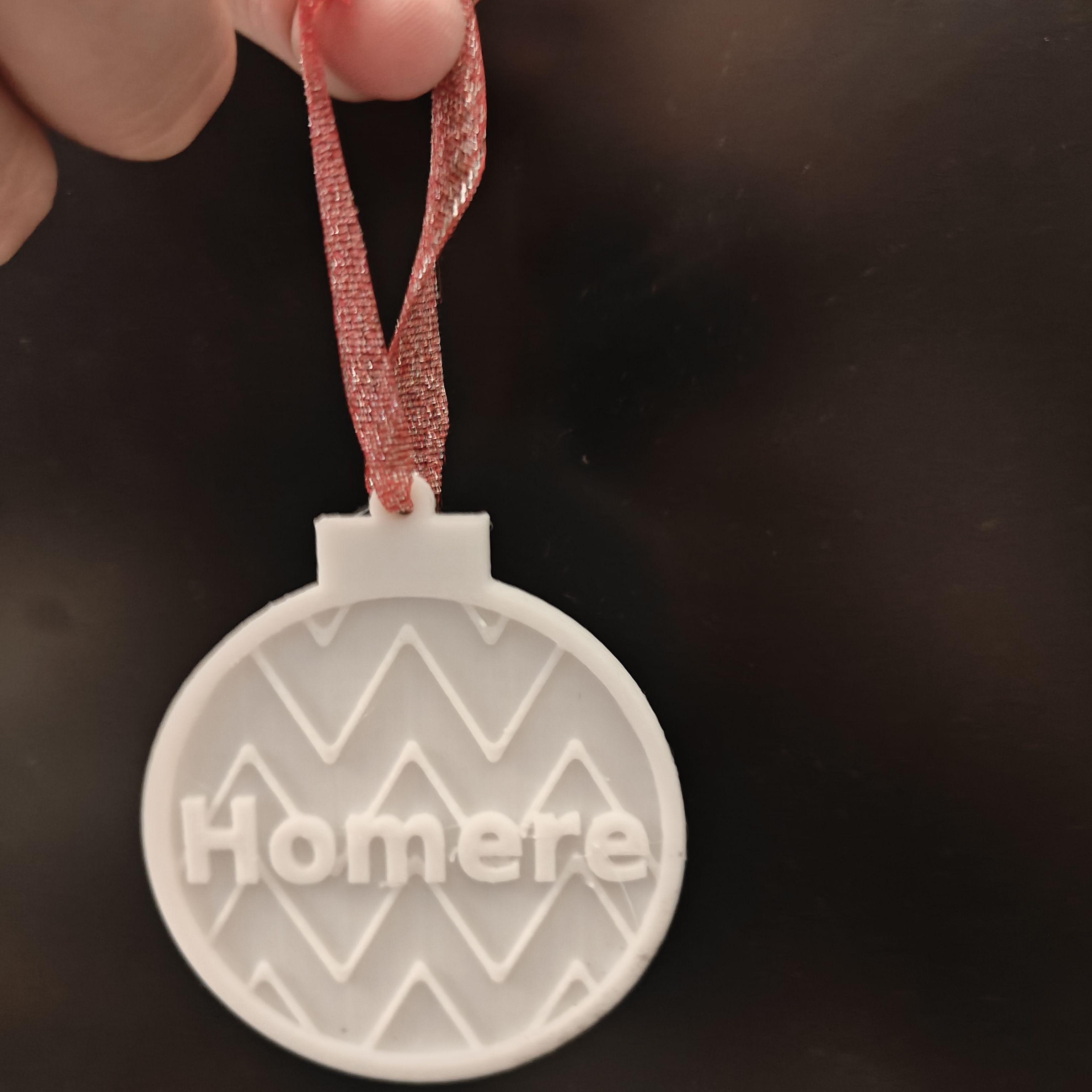 Une décoration de Noël avec un nom au milieu