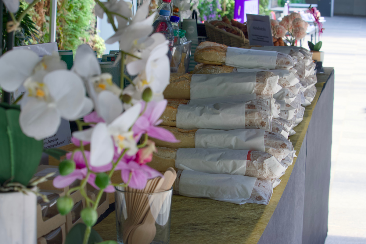 Photo du stand du traiteur avec les sandwichs mis en place pour le déjeuner